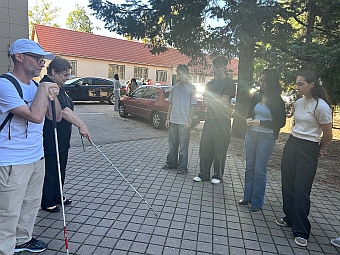 Nagyné Papp Edit a fehér bottal történő közlekedést mutatja a tanulók egy csoportjának